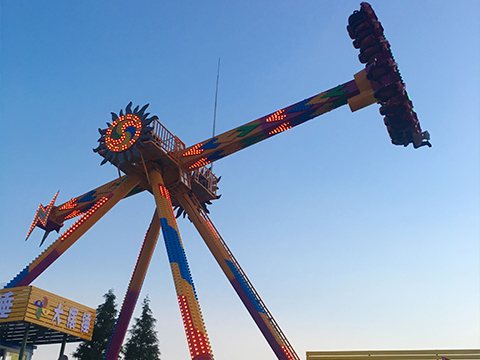 360-degree spinning pendulum ride