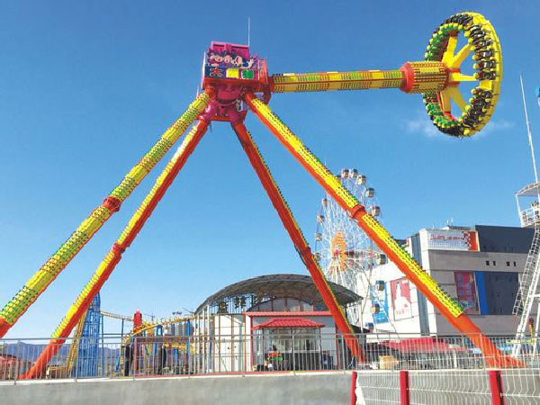 Large pendulum amusement ride 